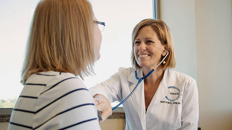 kc bariatric bariatric nurse practitioner mary powell monitors patients heart beat
