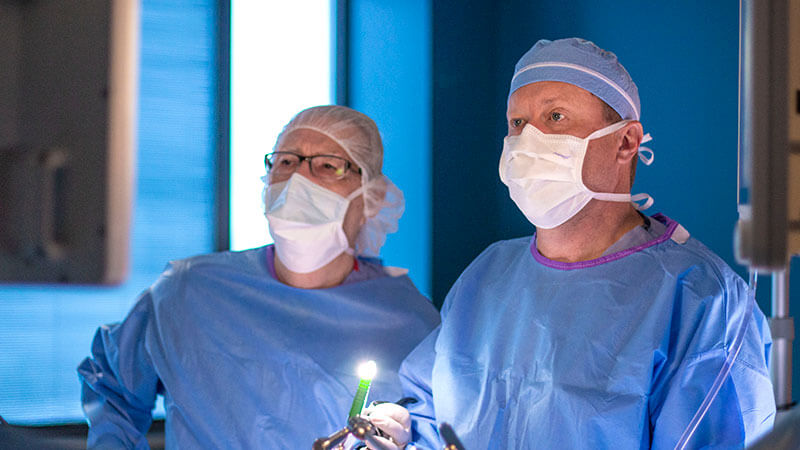 kansas city weight loss surgeon doctor stan hoehn works in operating room
